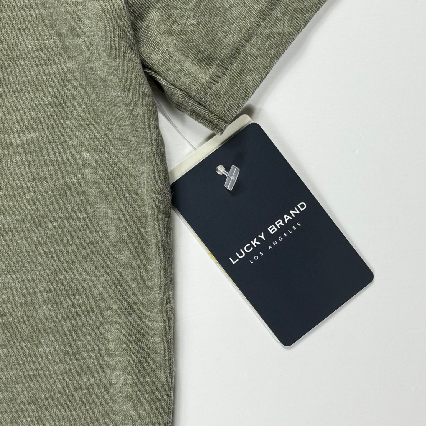 NUEVA CON ETIQUETA | CAMISETA VERDE OLIVA CON CUELLO V | LUCKY BRAND | TALLA M