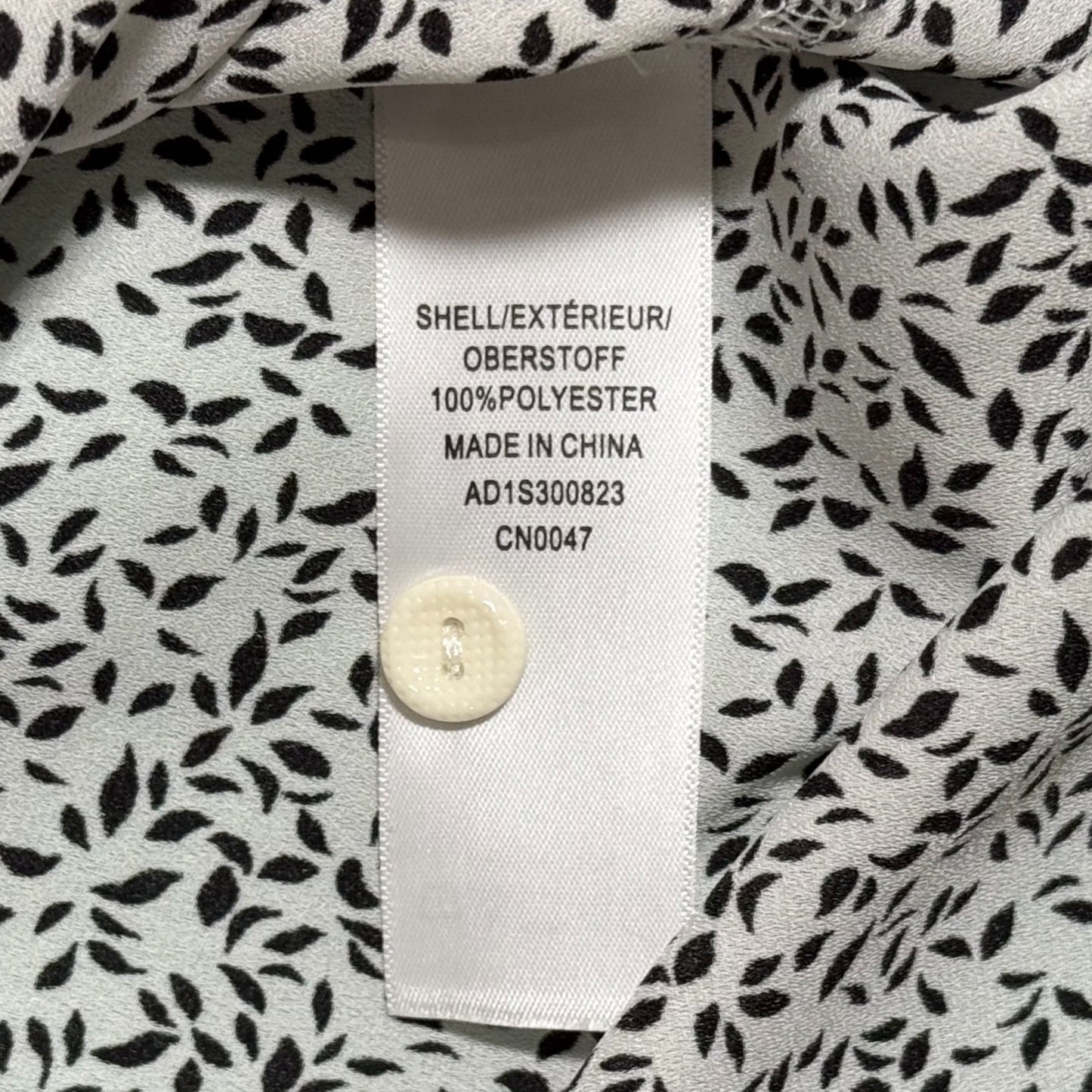 BLUSA ESTAMPADA BLANCO Y NEGRO BOTONES FRONTALES | ADRIANNA PAPELL | TALLA M