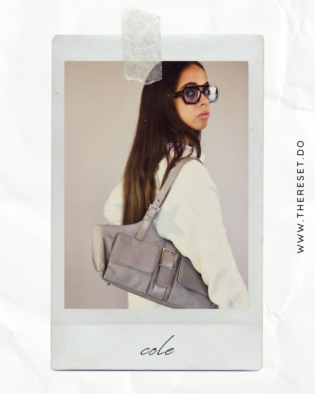 BOLSO Y2K GRIS CON HEBILLA Y BOLSILLOS DELANTEROS | KENNETH COLE REACTION