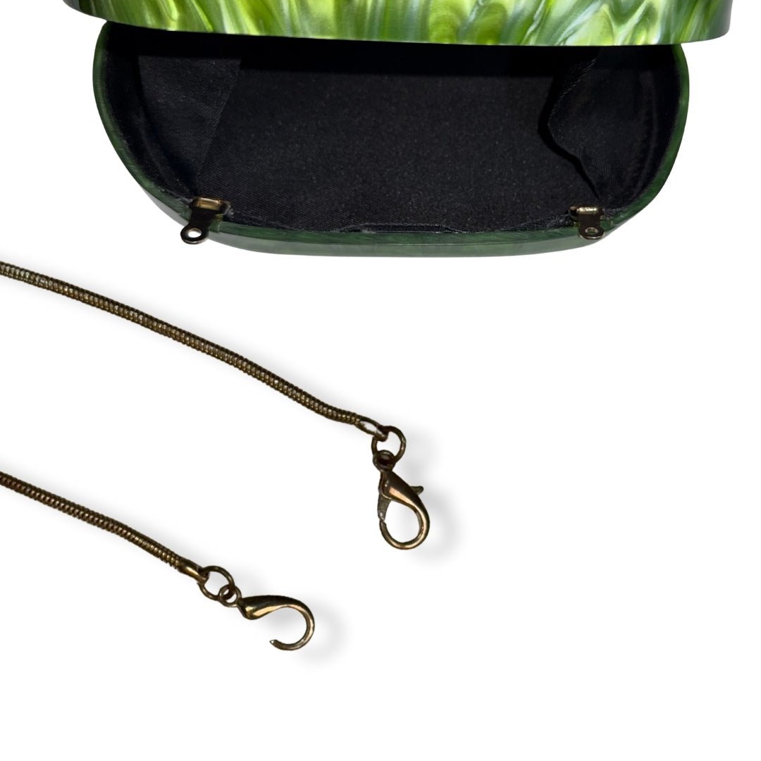 CARTERA ACRÍLICA ESTILO MÁRMOL VERDE CON ASA DORADA