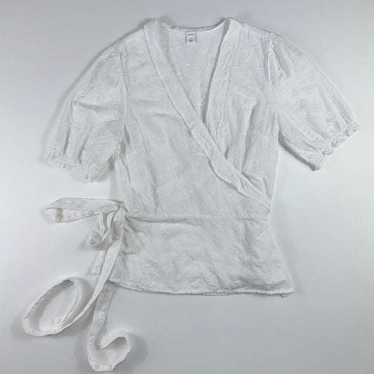 BLUSA CRUZADA BLANCA CON BORDADO FLORAL Y LAZO | OLD NAVY | TALLA M