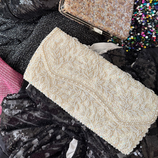 CLUTCH VINTAGE BLANCO HUESO CON PEDRERÍA BORDADA A MANO | LA REGALE