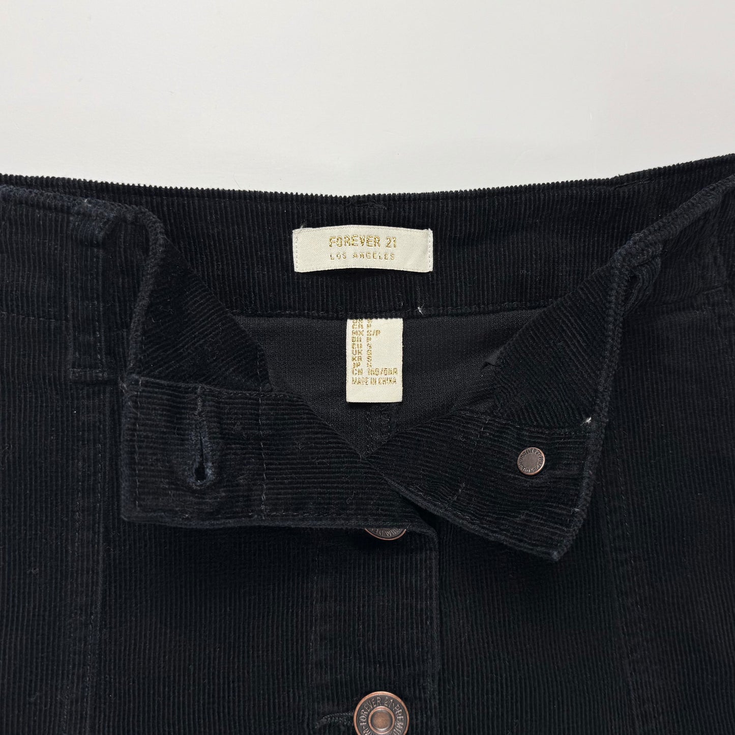 MINI FALDA DE CORDUROY NEGRA | FOREVER 21 | TALLA S