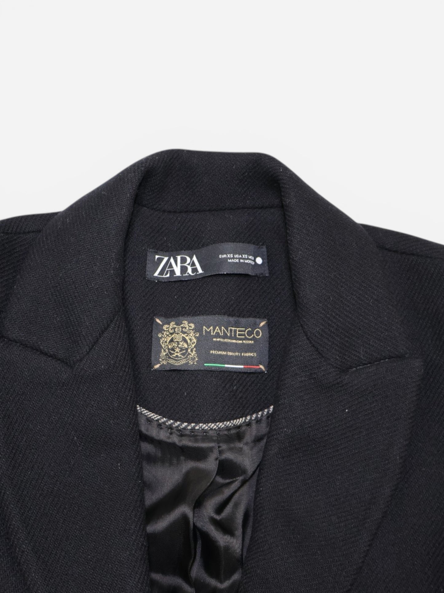 ABRIGO NEGRO ESTRUCTURADO | ZARA | TALLA XS