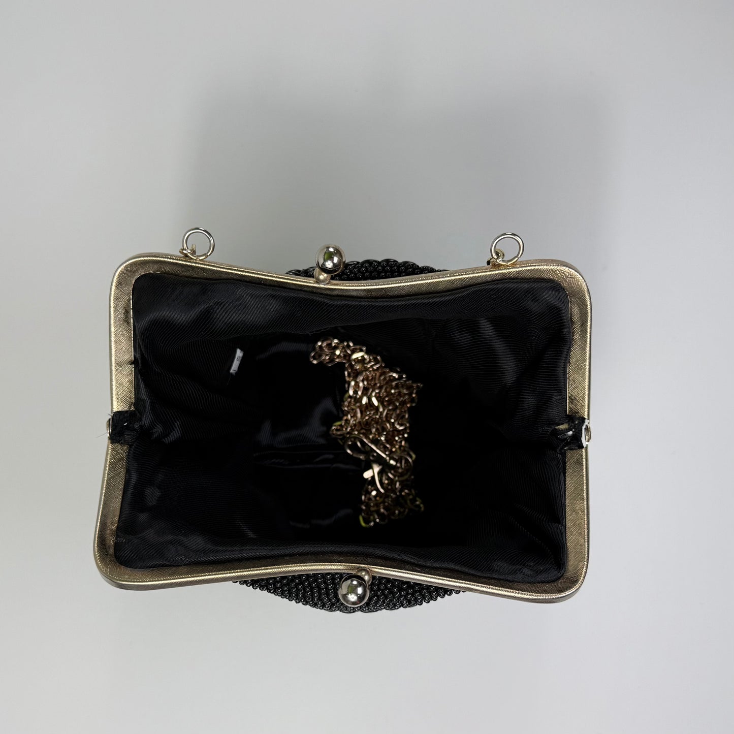 CARTERA CON PEDRERÍA NEGRA Y CADENA