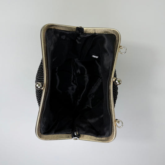 CARTERA CON PEDRERÍA NEGRA Y CADENA