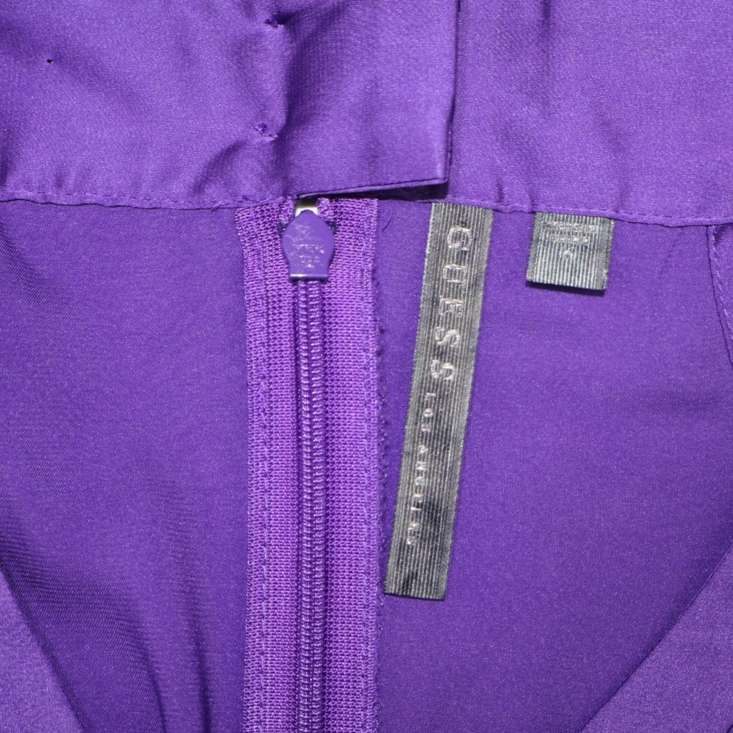 TOP SATINADO CON CUELLO HALTER | GUESS | TALLA M