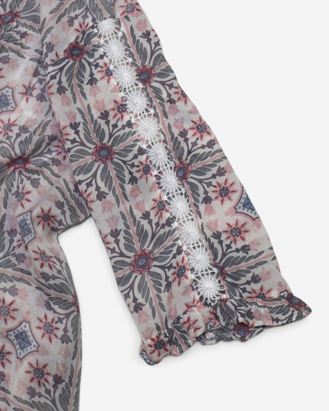 Blusa estampada en tonos rosa gris y azul con encaje frontal