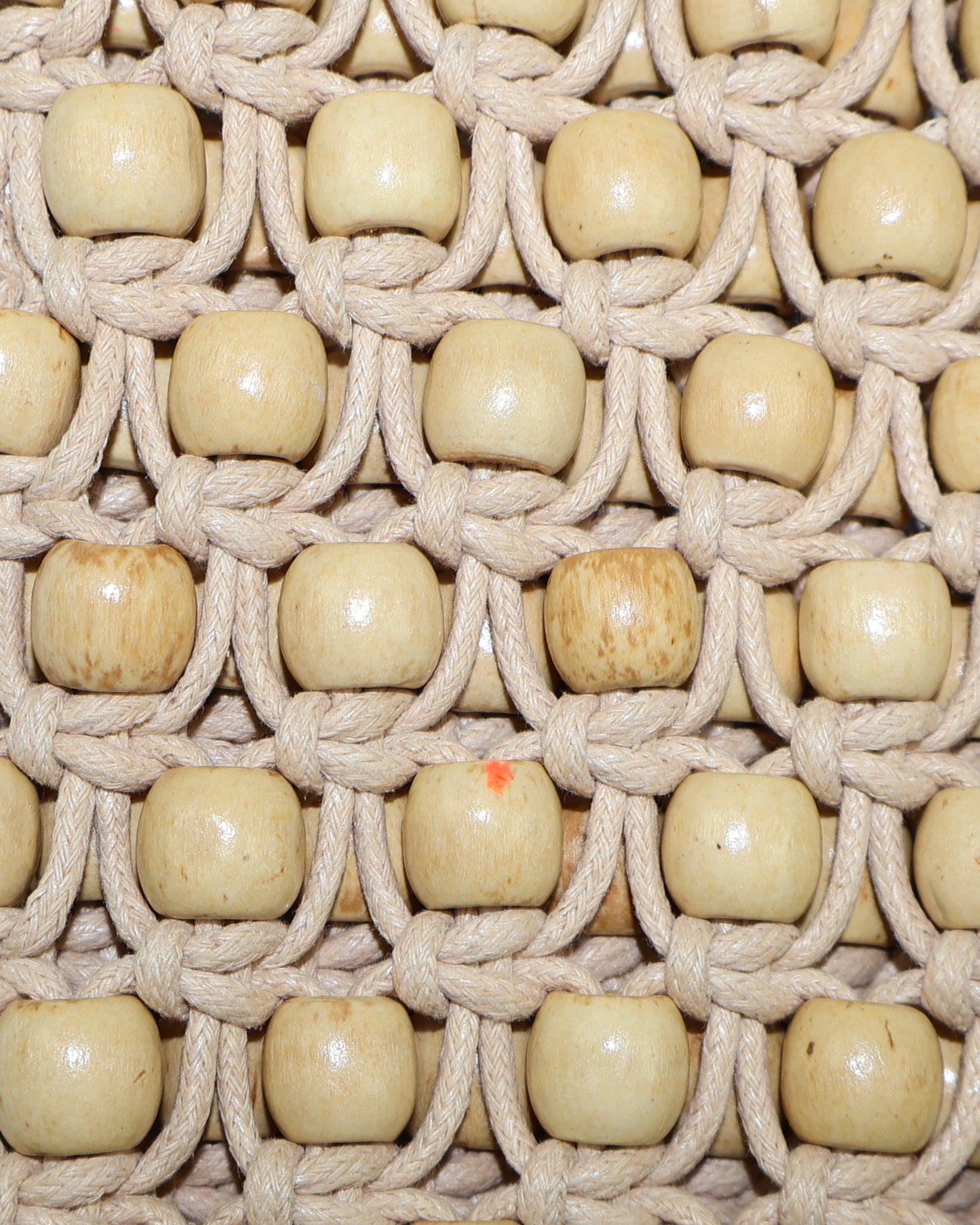 BOLSO BANDOLERA DE MACRAMÉ CON CUENTAS Y FLECOS