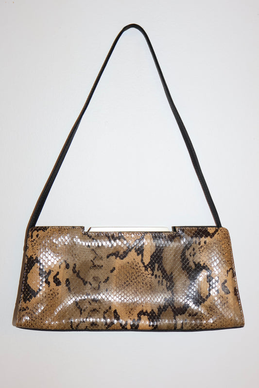 CARTERA BAGUETTE CON TEXTURA DE SERPIENTE | KENNETH COLE REACTION