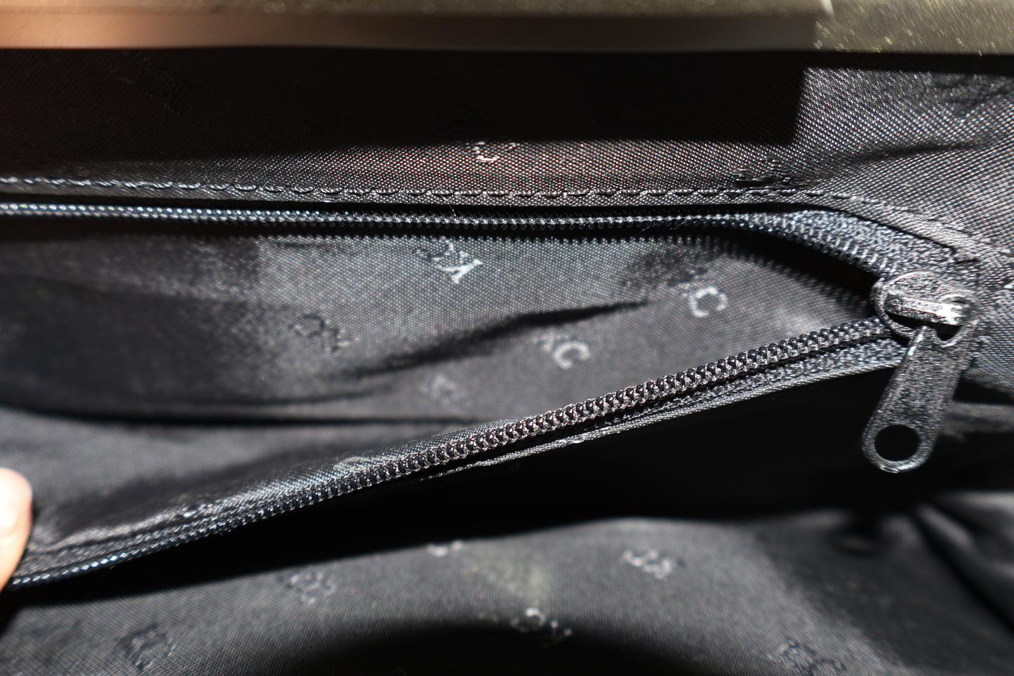 CARTERA BAGUETTE CON TEXTURA DE SERPIENTE | KENNETH COLE REACTION