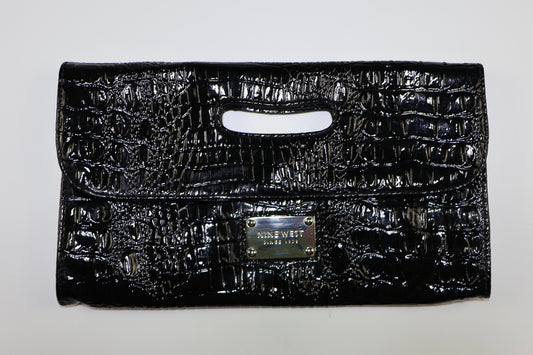 CARTERA NEGRA TIPO SOBRE CON TEXTURA DE COCODRILO | NINE WEST