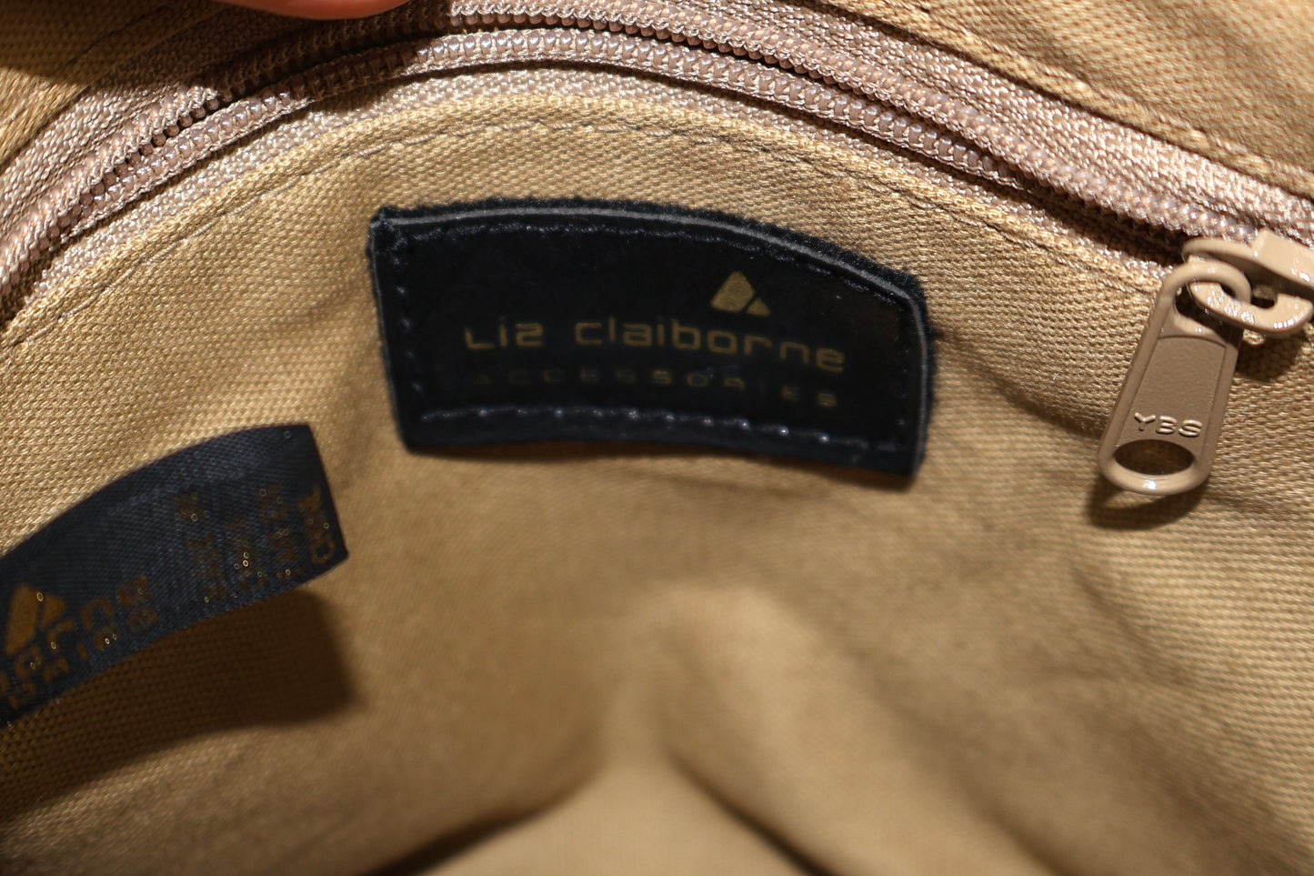 BOLSO CROSSBODY BEIGE CON ESTAMPADO FLORAL | LIZ CLAIBORNE