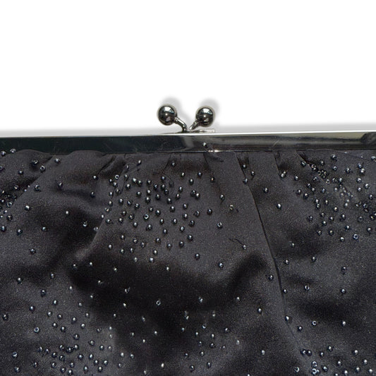 CLUTCH NEGRO SATINADO CON PEDRERÍA | EXPRESS