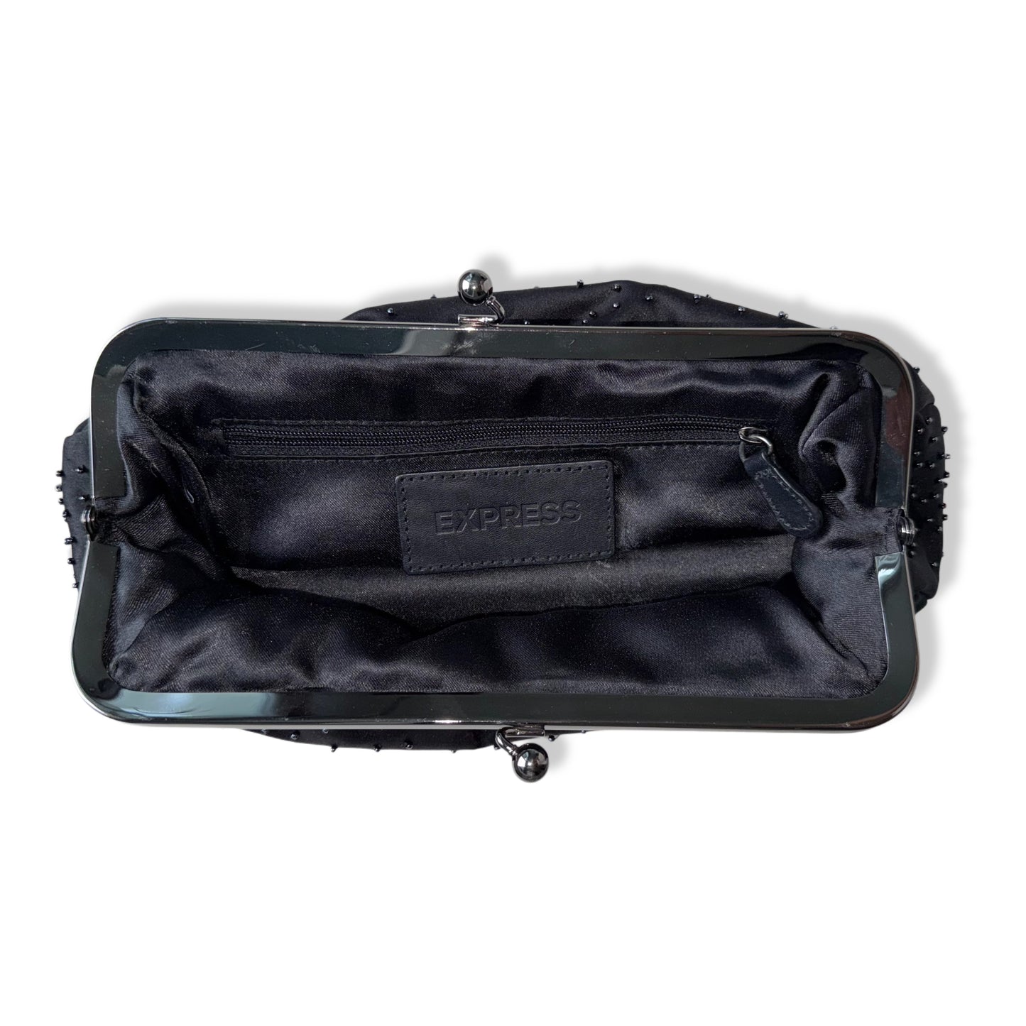 CLUTCH NEGRO SATINADO CON PEDRERÍA | EXPRESS