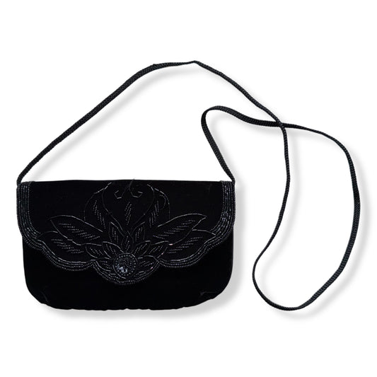 CLUTCH DE TERCIOPELO NEGRO CON DETALLES BORDADOS