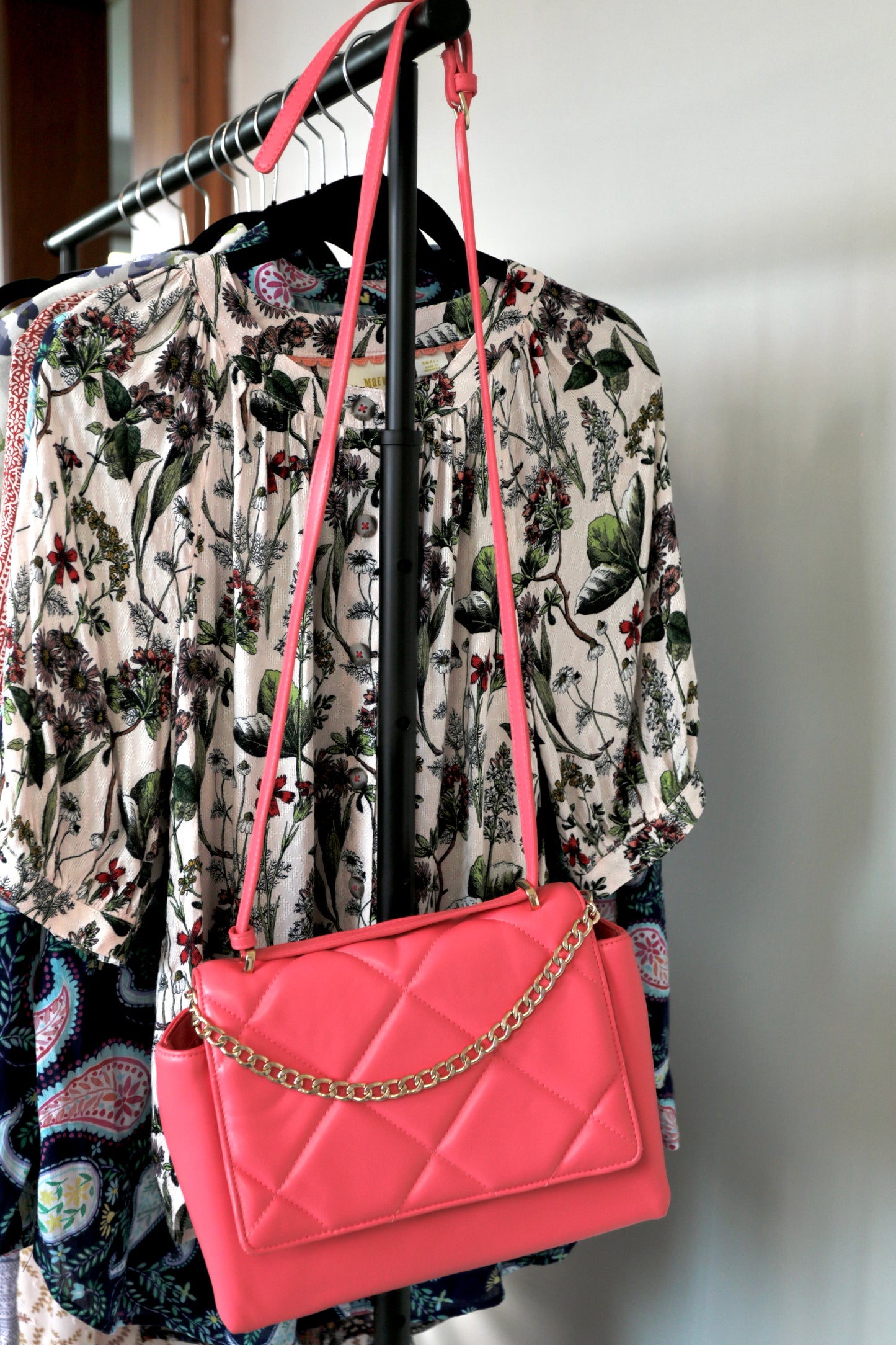 BOLSO ROSADO CON CADENA DORADA | A NEW DAY