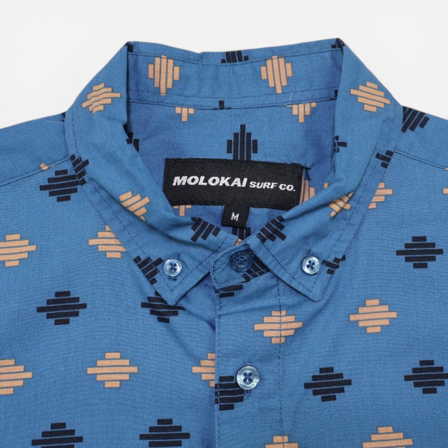 CAMISA MANGA CORTA AZUL CON ESTAMPADO GEOMÉTRICO | MOLOKAI SURF CO. | TALLA M
