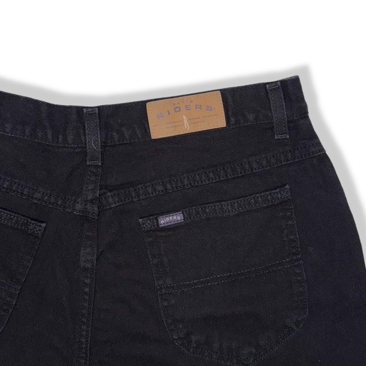HIGH-RISE SHORTS NEGROS CLÁSICOS | RIDERS | 16