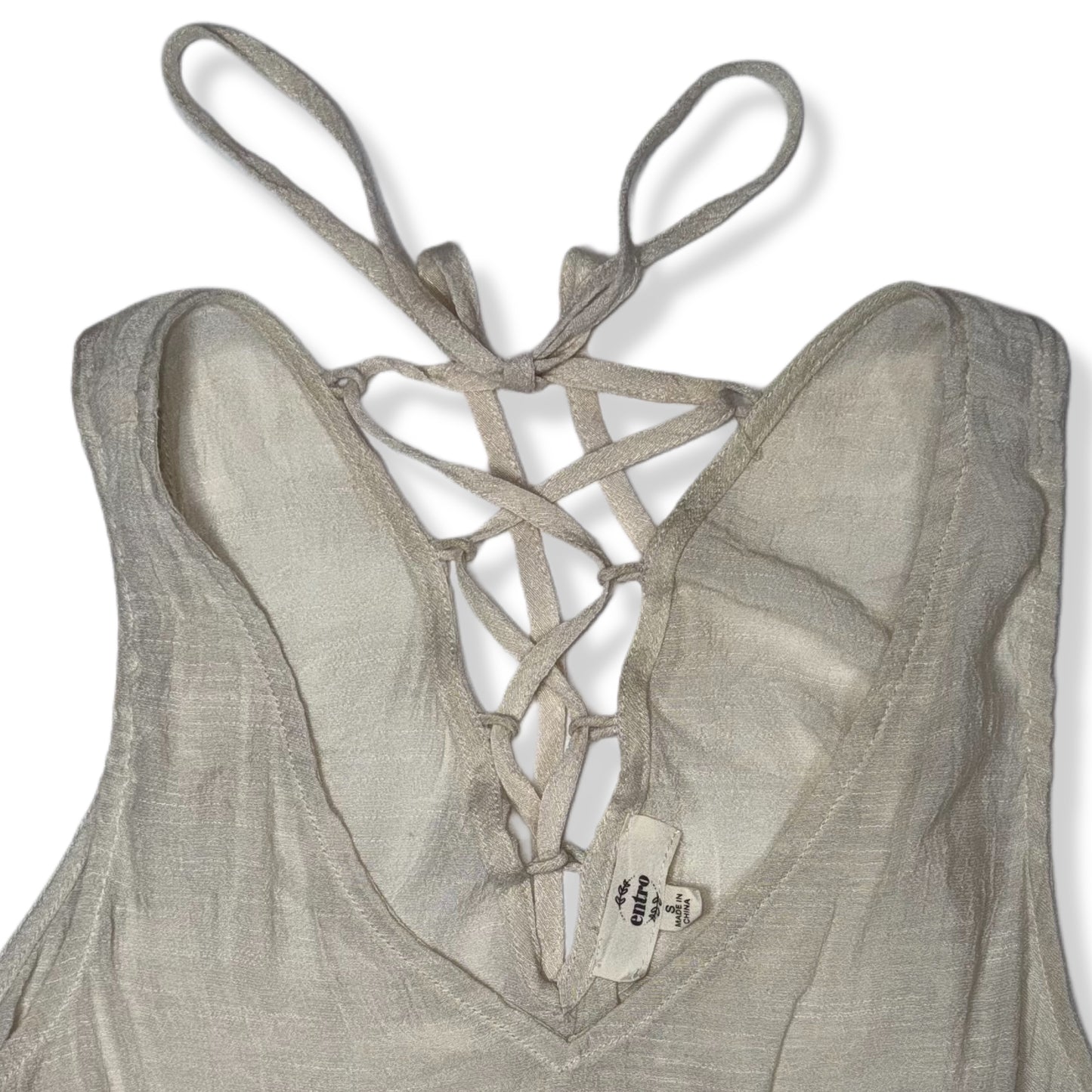 TOP CON ESCOTE ENTRELAZADO Y VOLANTES | ENTRO | S