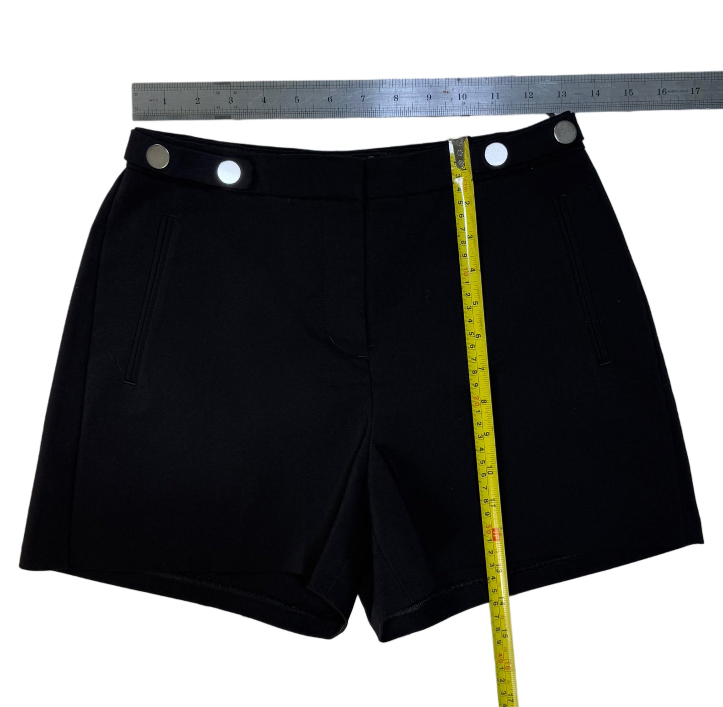 SHORT NEGRO DE TIRO ALTO CON BOTONES METÁLICOS | EXPRESS | TALLA 2