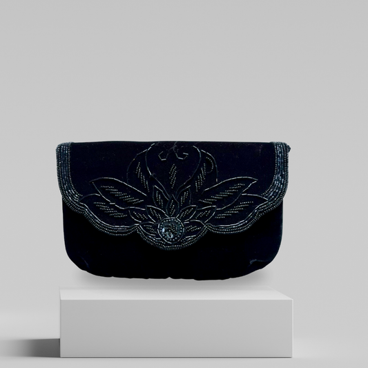 CLUTCH DE TERCIOPELO NEGRO CON DETALLES BORDADOS