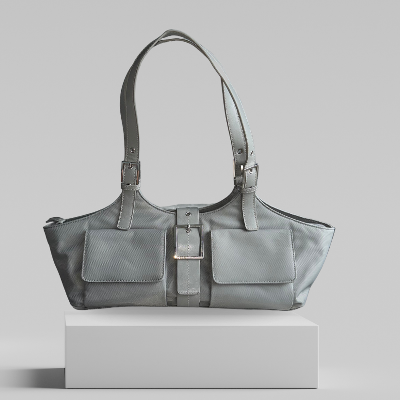 BOLSO Y2K GRIS CON HEBILLA Y BOLSILLOS DELANTEROS | KENNETH COLE REACTION