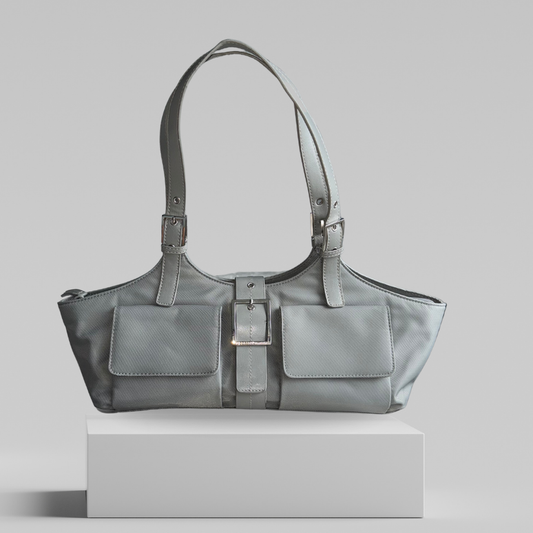 BOLSO Y2K GRIS CON HEBILLA Y BOLSILLOS DELANTEROS | KENNETH COLE REACTION