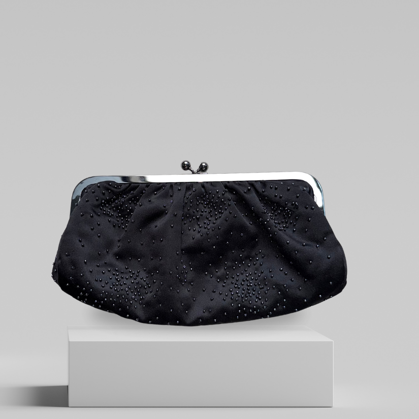 CLUTCH NEGRO SATINADO CON PEDRERÍA | EXPRESS