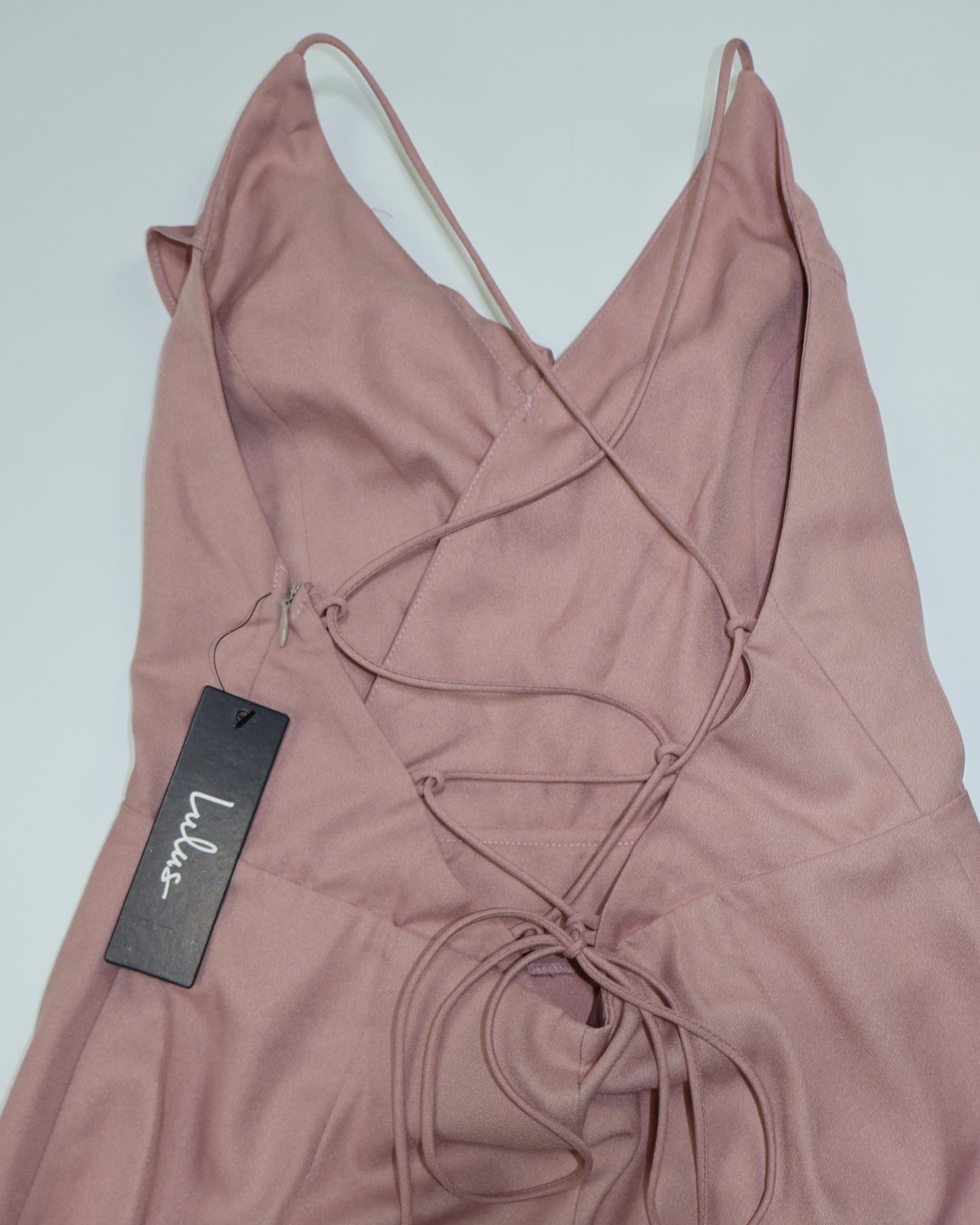 NUEVO CON ETIQUETA | VESTIDO MAXI ROSADO CON VOLANTES Y ESPALDA CRUZADA | LULUS | TALLA S