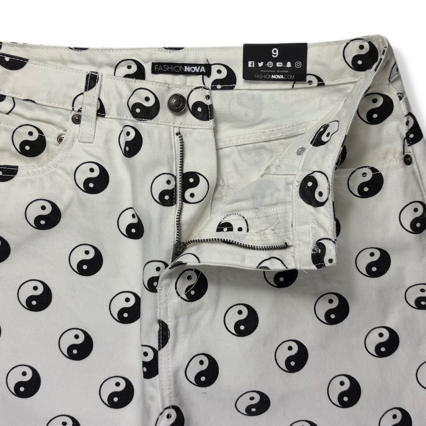 JEAN RECTO CON ESTAMPADO YIN YANG | FASHION NOVA | TALLA 9