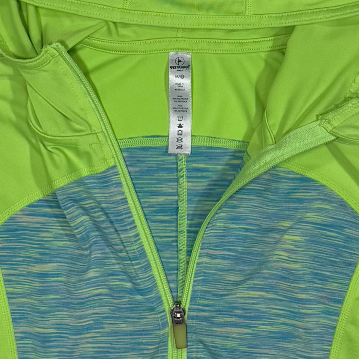 CHAQUETA DEPORTIVA VERDE NEÓN CON CAPUCHA | 90 DEGREE BY REFLEX | TALLA M