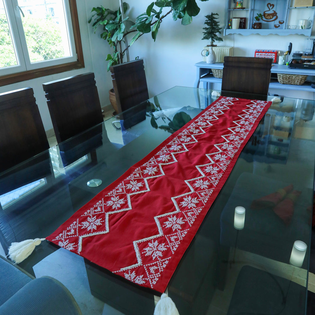 CAMINO DE MESA ROJO BORDADO CON PEDREÍA | TAHARI HOME | 183cm x 41cm