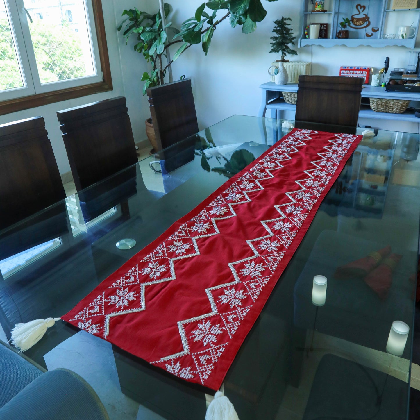 CAMINO DE MESA ROJO BORDADO CON PEDREÍA | TAHARI HOME | 183cm x 41cm