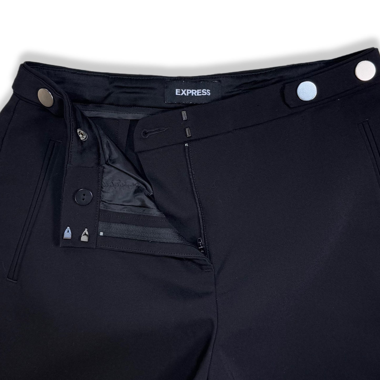 SHORT NEGRO DE TIRO ALTO CON BOTONES METÁLICOS | EXPRESS | TALLA 2