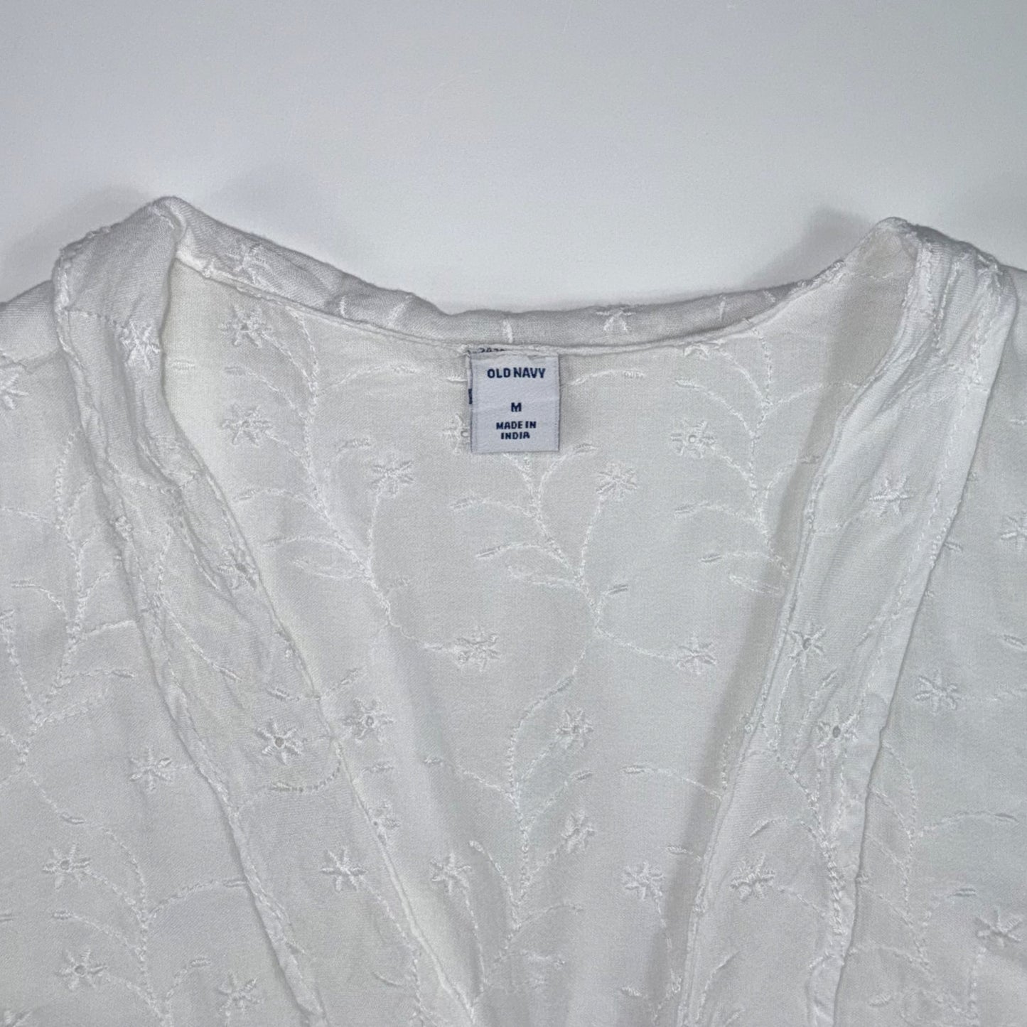 BLUSA CRUZADA BLANCA CON BORDADO FLORAL Y LAZO | OLD NAVY | TALLA M