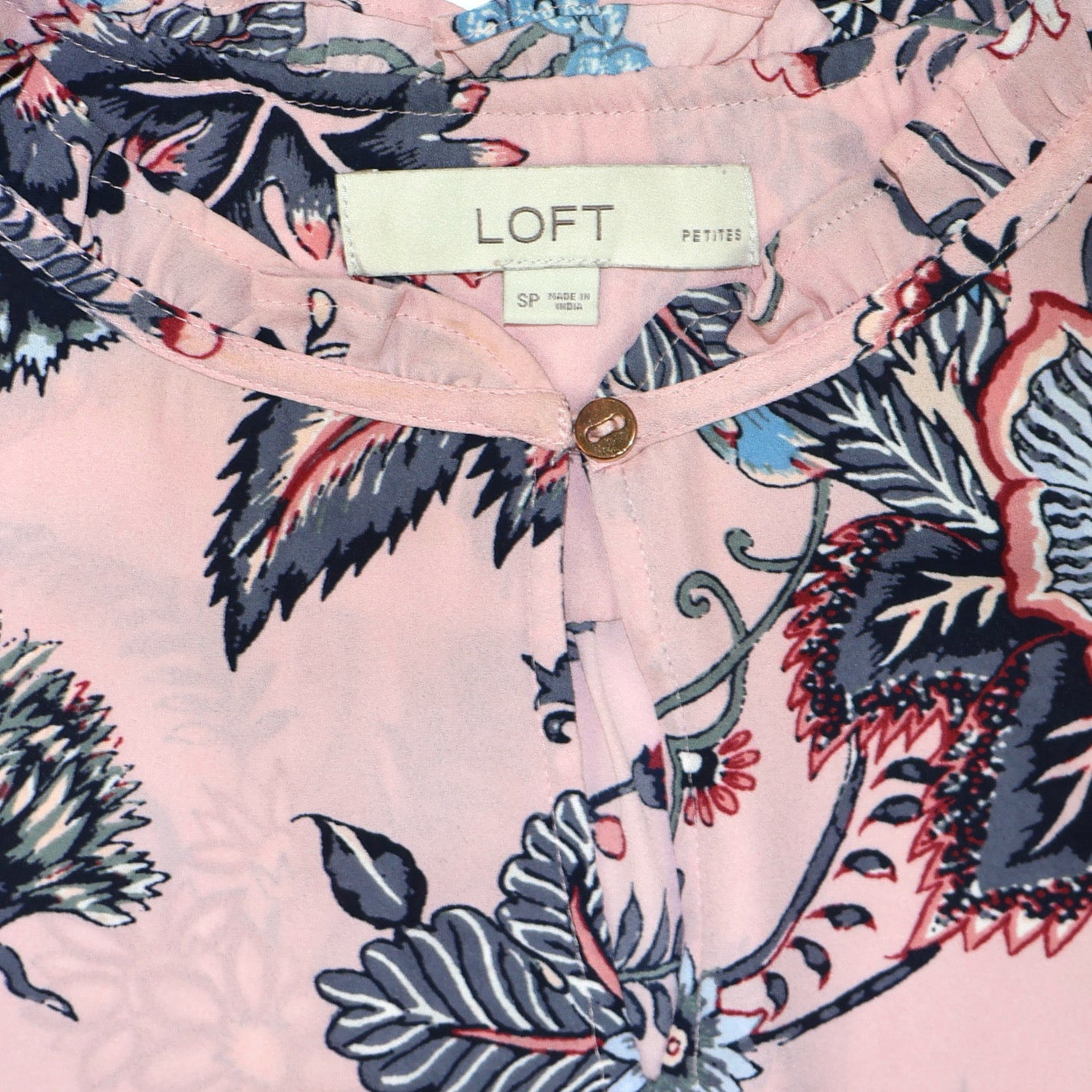BLUSA ROSADA CON ESTAMPADO FLORAL Y MANGA CON VOLANTES | LOFT | TALLA S (PETITE)