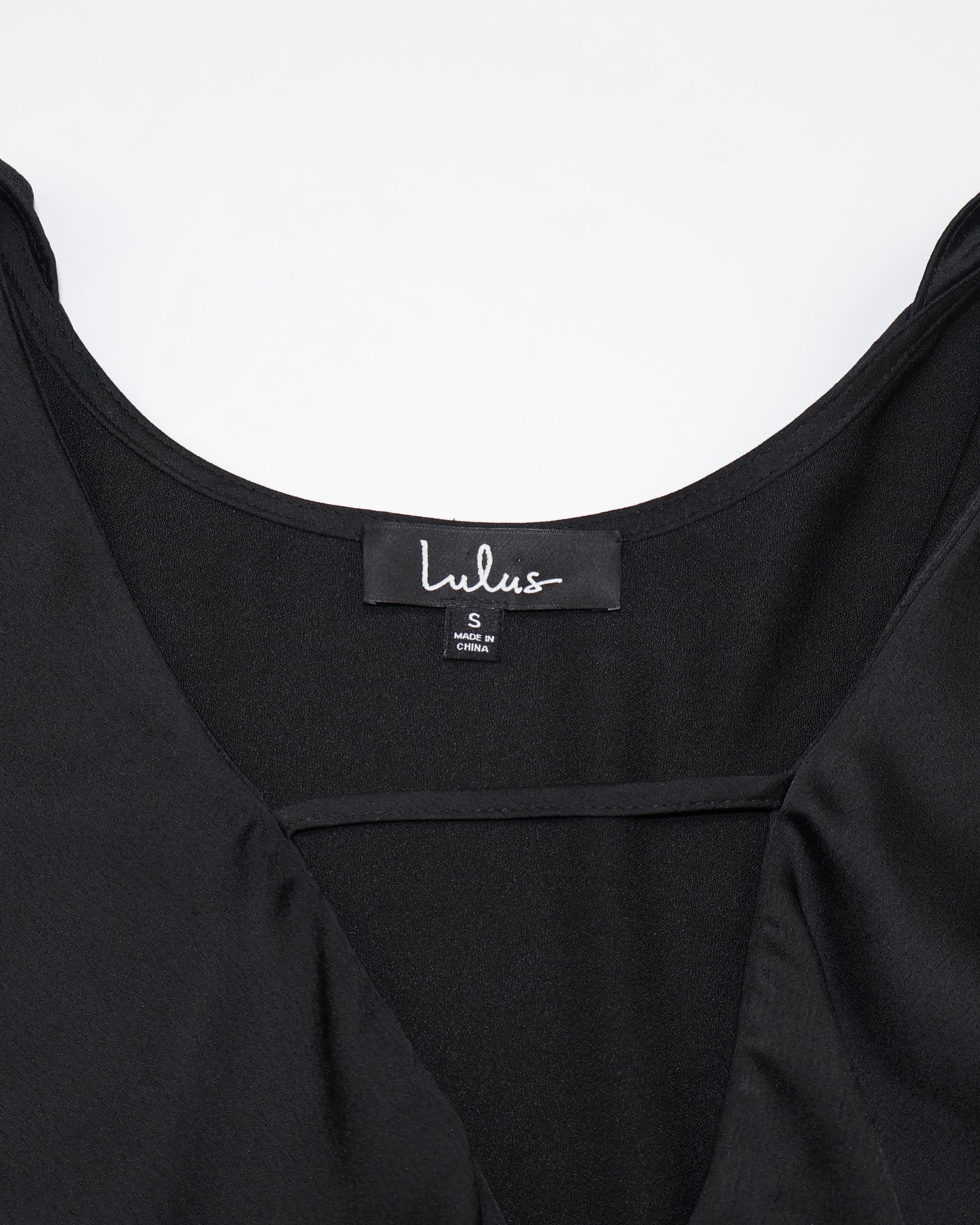 BLUSA NEGRA SATINADA CON VOLANTES Y MANGAS ACAMPANADAS | LULUS | TALLA S