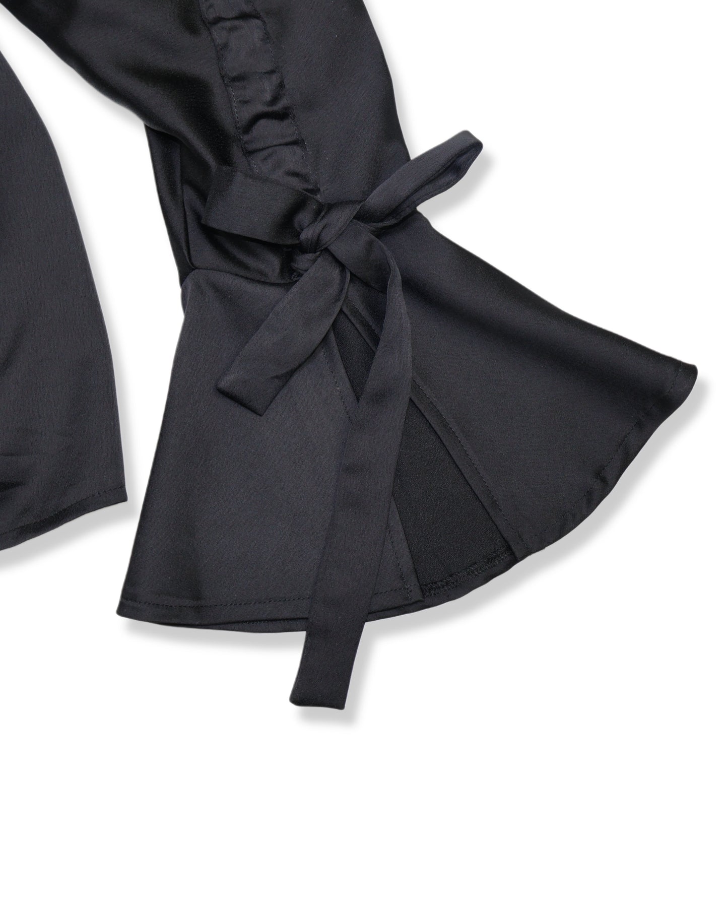 BLUSA NEGRA SATINADA CON VOLANTES Y MANGAS ACAMPANADAS | LULUS | TALLA S