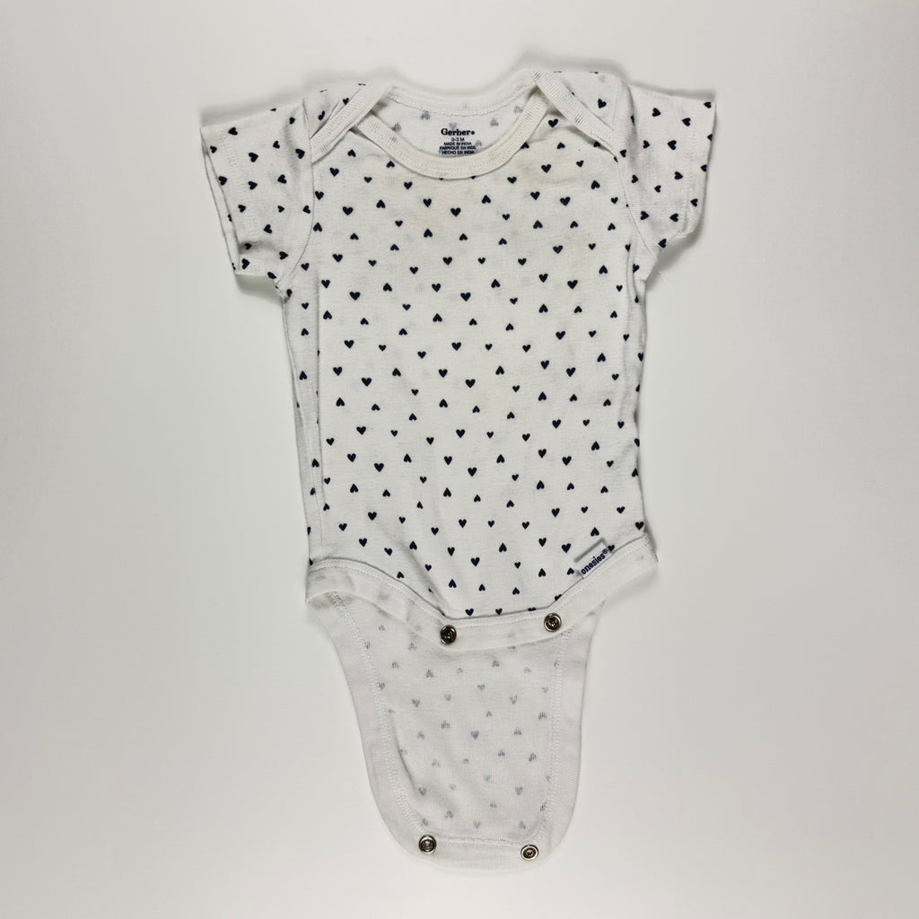 ENTERIZO CON ESTAMPADO DE CORAZONES | GERBER | TALLA 0–3 MESES