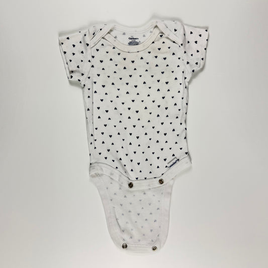 ENTERIZO CON ESTAMPADO DE CORAZONES | GERBER | TALLA 0–3 MESES