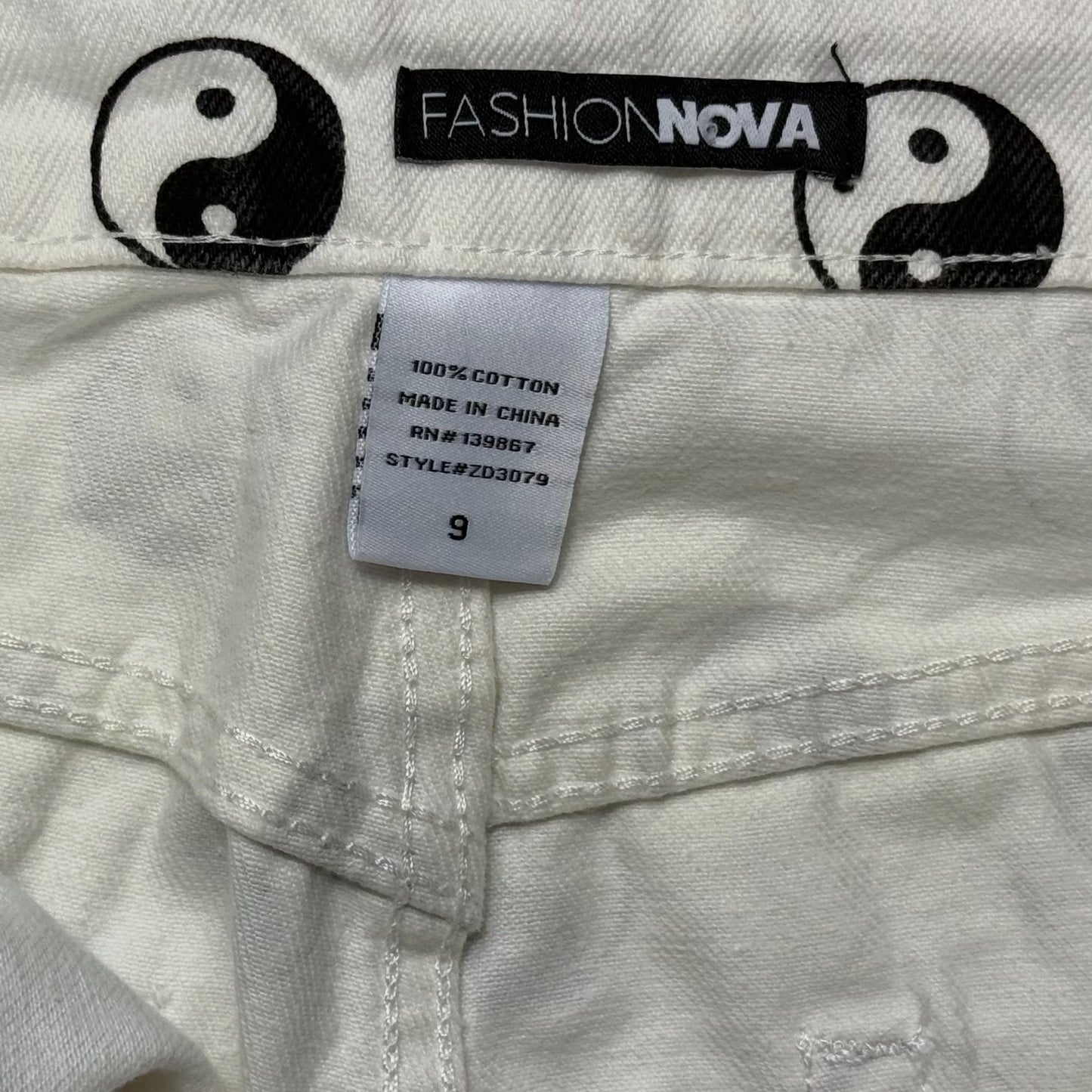 JEAN RECTO CON ESTAMPADO YIN YANG | FASHION NOVA | TALLA 9