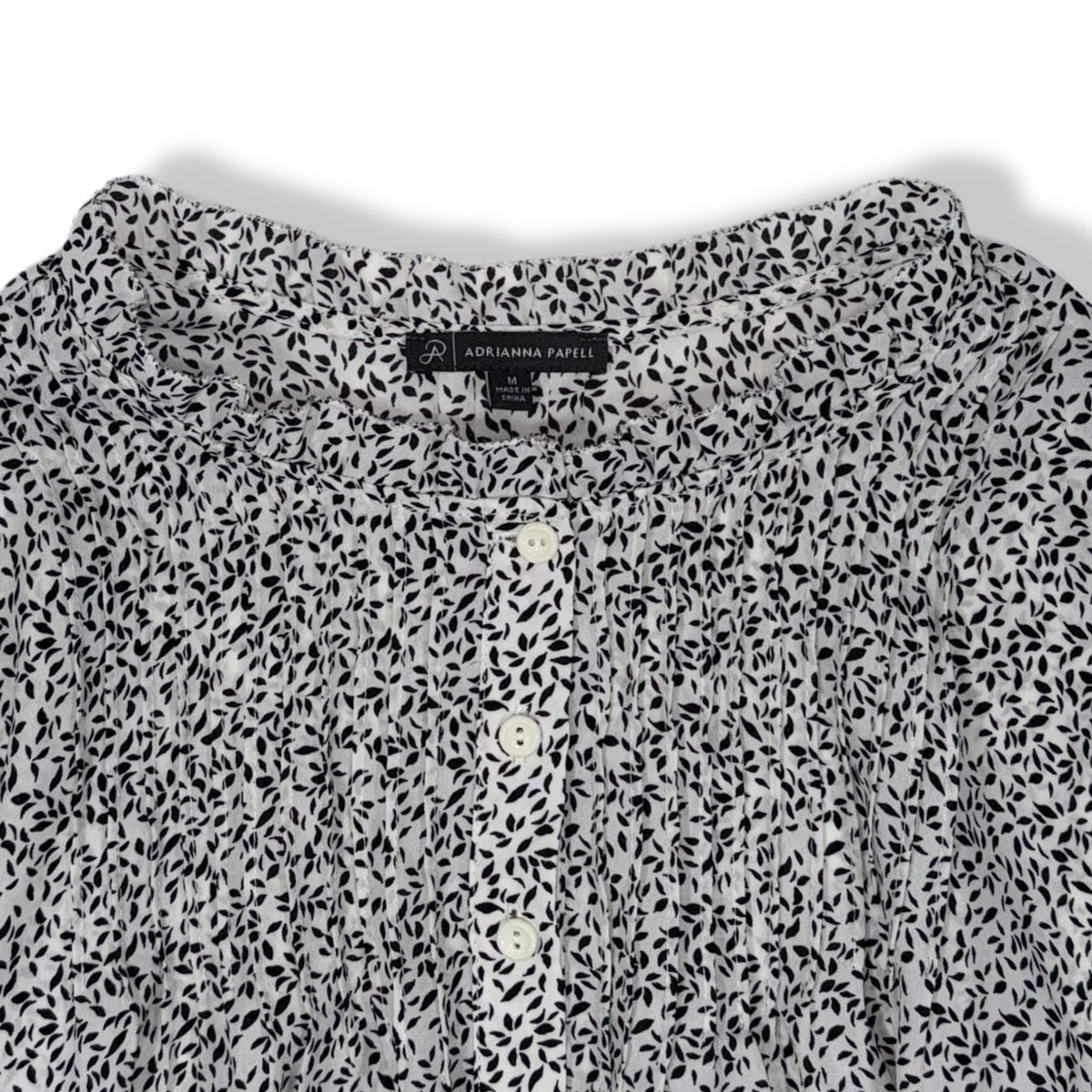 BLUSA ESTAMPADA BLANCO Y NEGRO BOTONES FRONTALES | ADRIANNA PAPELL | TALLA M