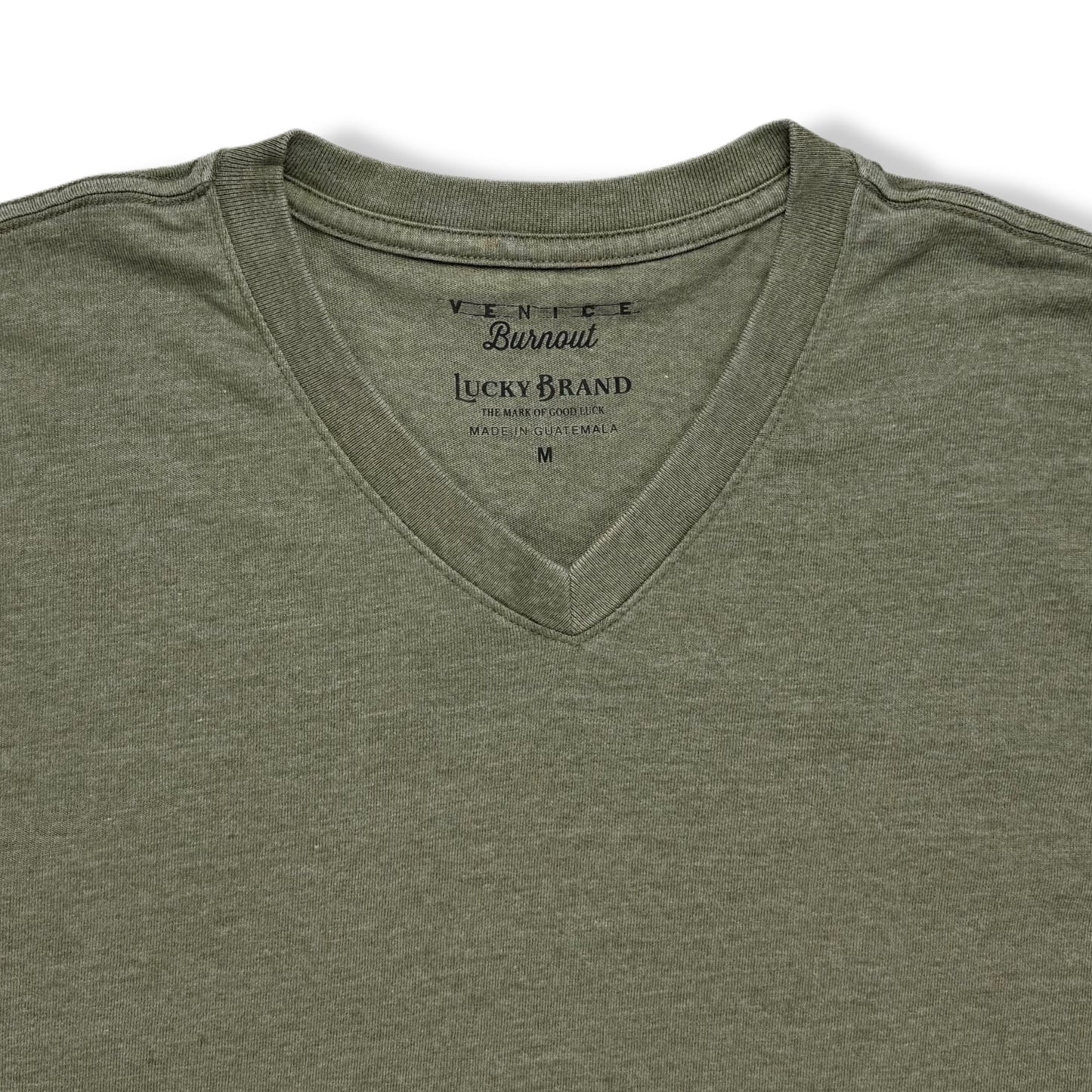 NUEVA CON ETIQUETA | CAMISETA VERDE OLIVA CON CUELLO V | LUCKY BRAND | TALLA M