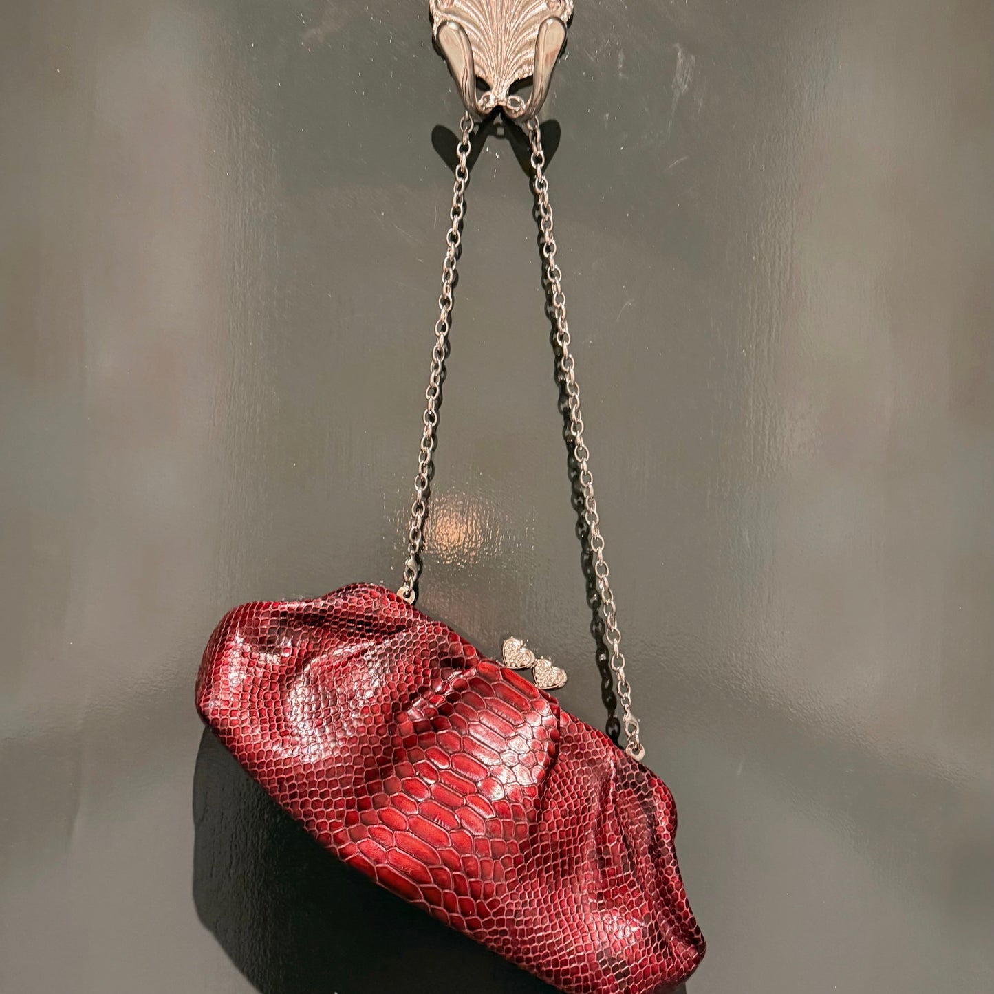 CLUTCH DE PIEL EDICIÓN LIMITADA RED PYTHON “FIRST KISS” | BRIGHTON
