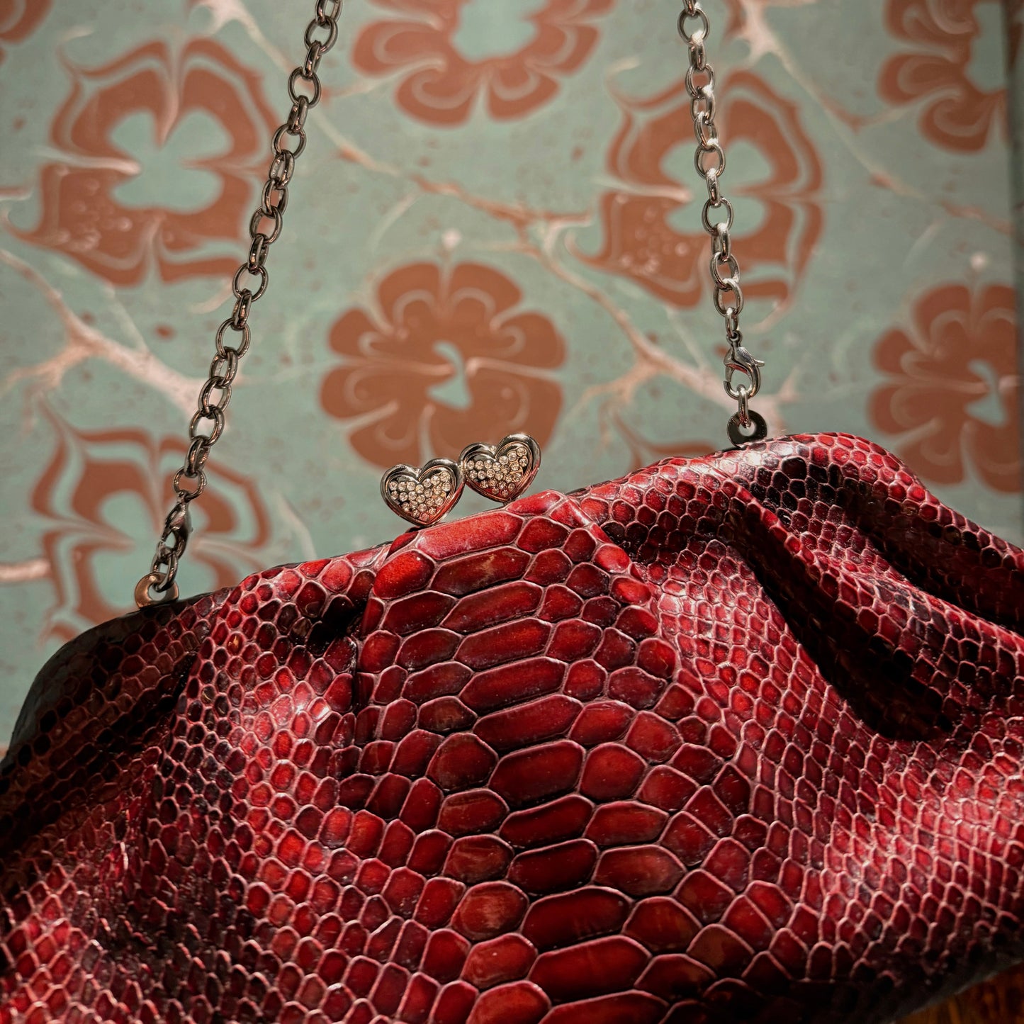 CLUTCH DE PIEL EDICIÓN LIMITADA RED PYTHON “FIRST KISS” | BRIGHTON