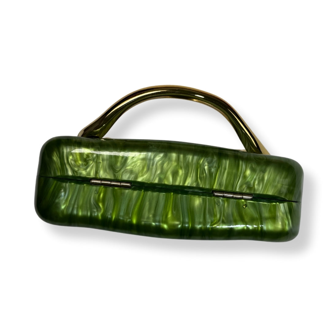 CARTERA ACRÍLICA ESTILO MÁRMOL VERDE CON ASA DORADA