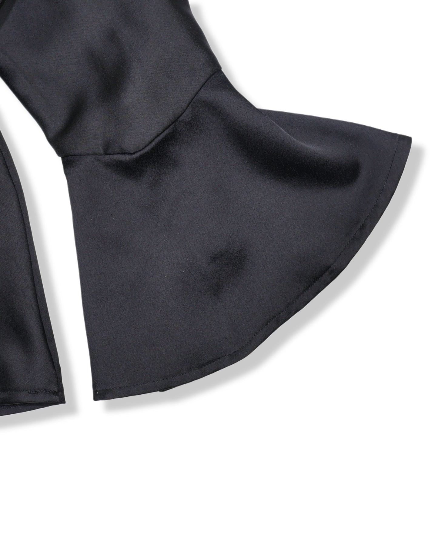 BLUSA NEGRA SATINADA CON VOLANTES Y MANGAS ACAMPANADAS | LULUS | TALLA S