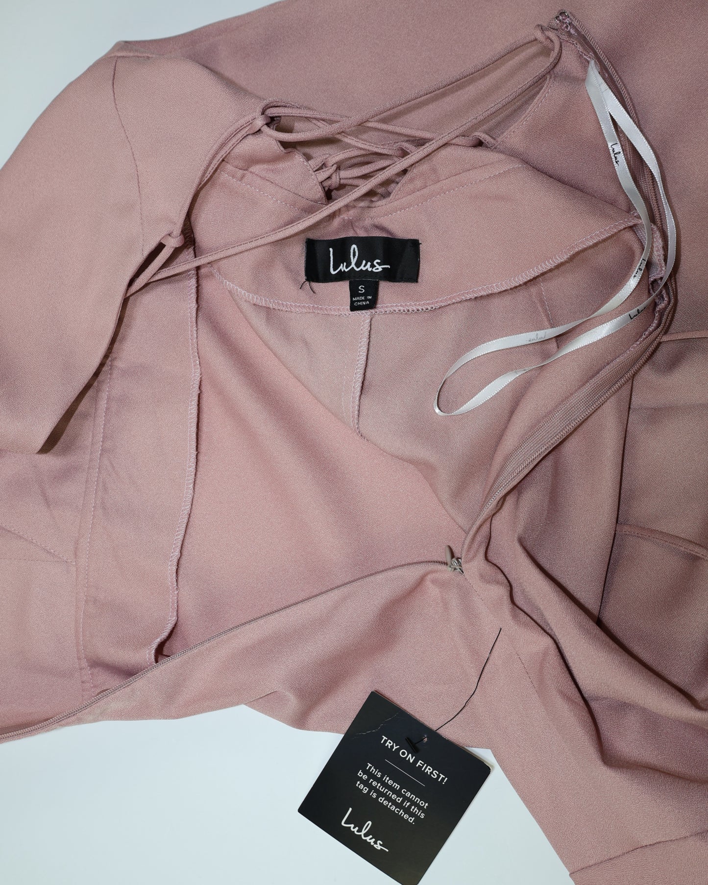 NUEVO CON ETIQUETA | VESTIDO MAXI ROSADO CON VOLANTES Y ESPALDA CRUZADA | LULUS | TALLA S