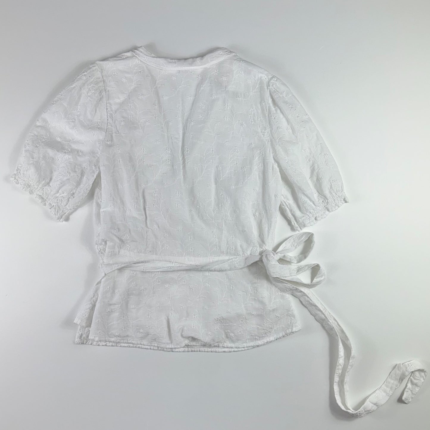 BLUSA CRUZADA BLANCA CON BORDADO FLORAL Y LAZO | OLD NAVY | TALLA M